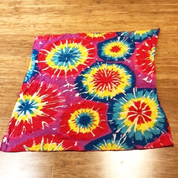 Red tie dye sunburst pattern printed bandana scarf - Picture 2 of 6